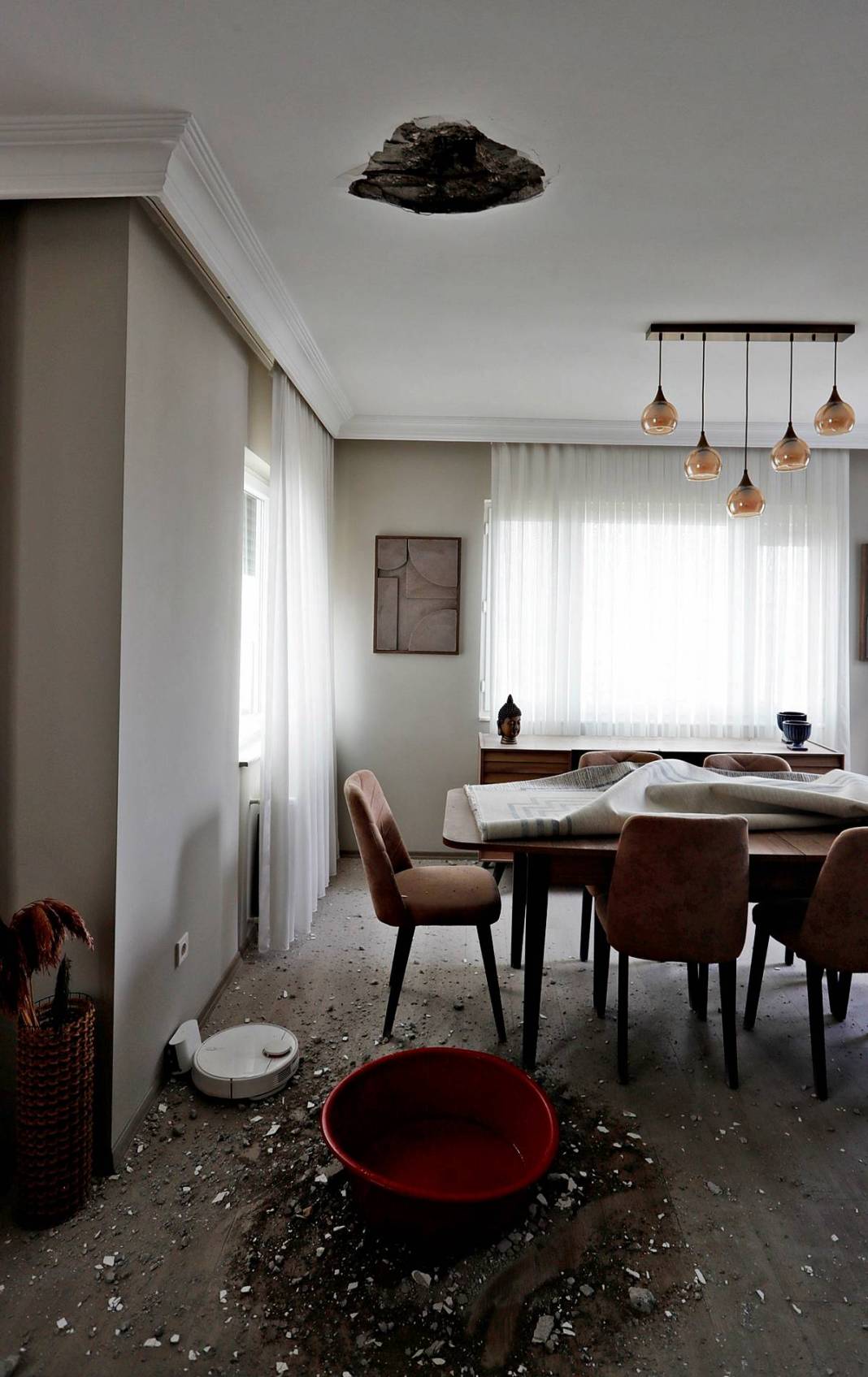 Yıldırım düştü, en üst kattaki dairenin tavanında delik açıldı! O kentte korkutan olay 9